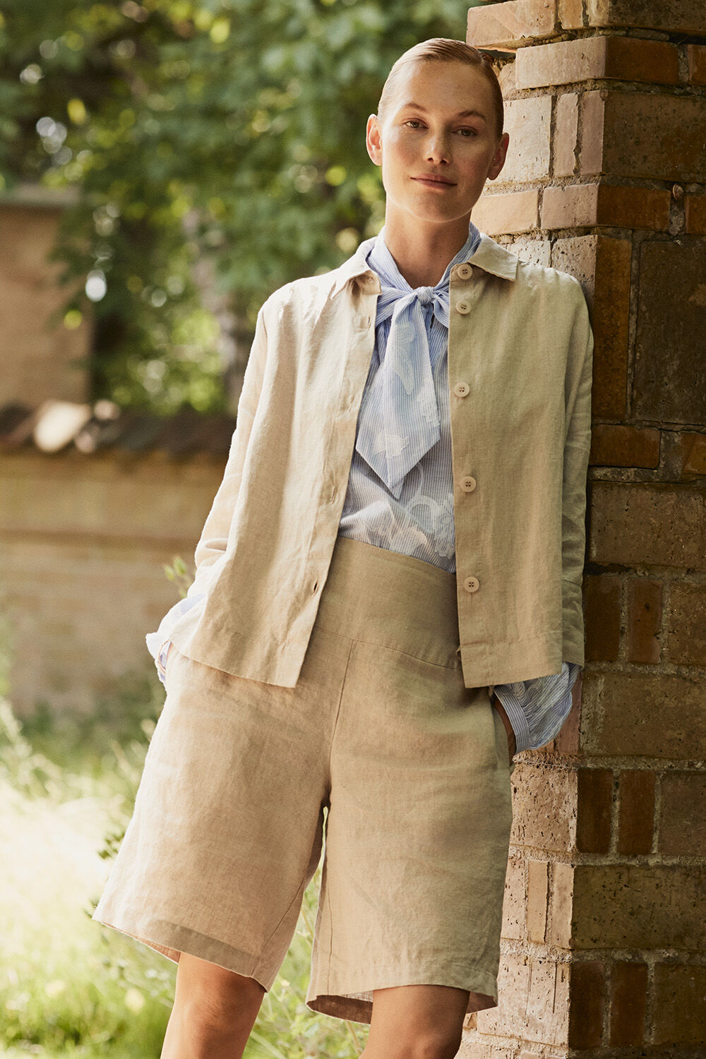 Idakai Skjortejakke - Natural, Bellindra Topp - Placid Blue, Pinja Shorts - Natural