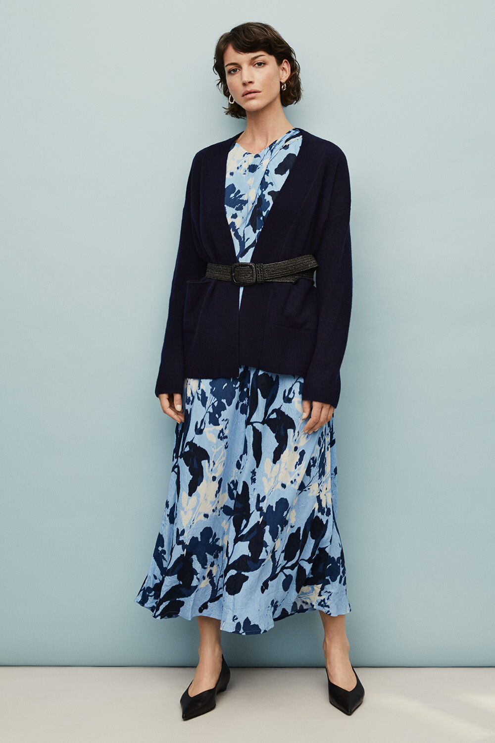 Navienna Kjole - Placid Blue, Lunanja Ull Cardigan - Navy Blazer, Renitha &Oslash;reringer - Silver, Rivula Belte - Black
