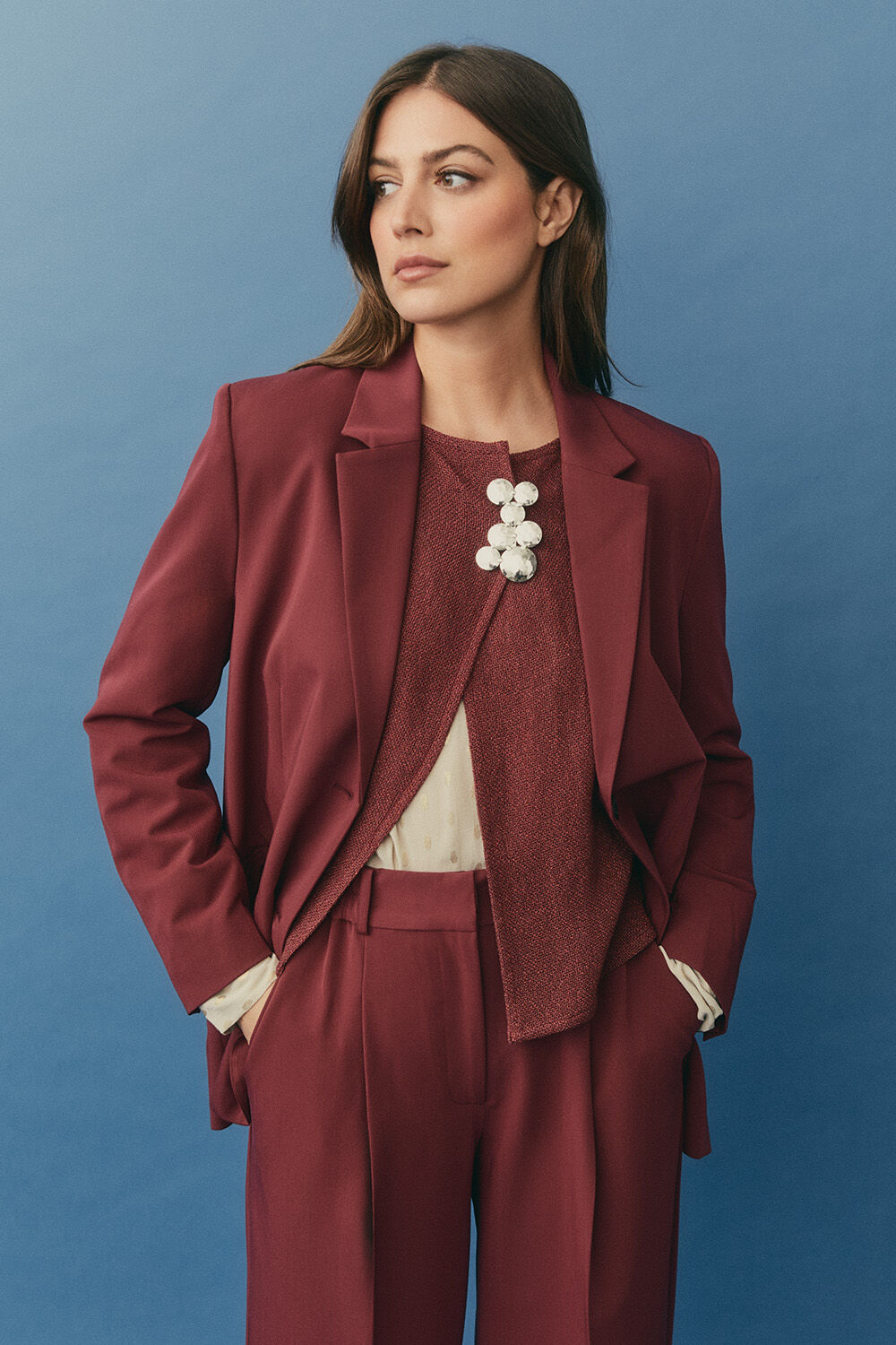 Jax Blazer - Tawny Port, Julitta Jakke - Tawny Port, Rouvar Brosje - Silver, Dornessa Topp - Oxford Tan, Pryscian Bukser - Tawny Port
